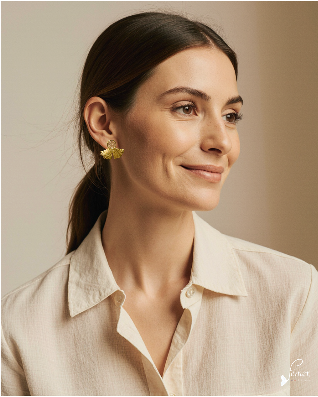 Boucles d’oreilles “Ginkgo” – cuir de saumon sable & acier doré 18K