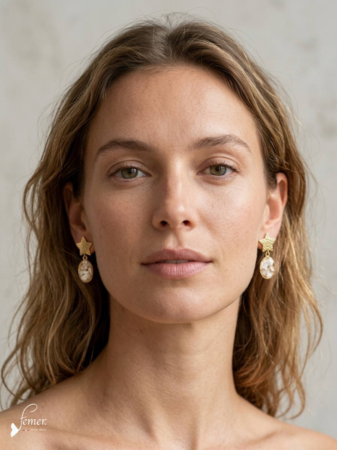 Boucles d’oreilles Etoile dorée & médaillon en Ostréalithe® – Nacre d’huître émaillée à froid