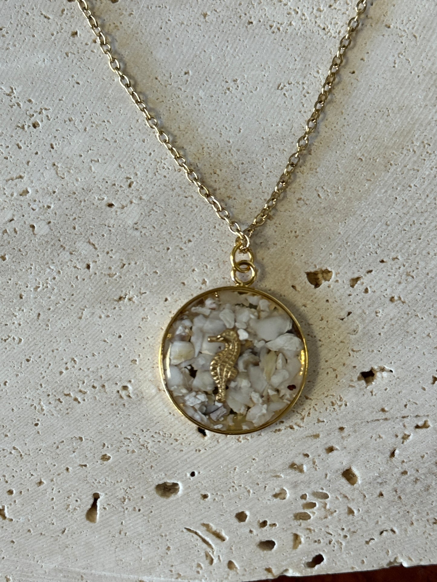 Collier modèle "Grand Banc" Ostréalithe sur support doré à l'or fin - Fémer Atelier Marin