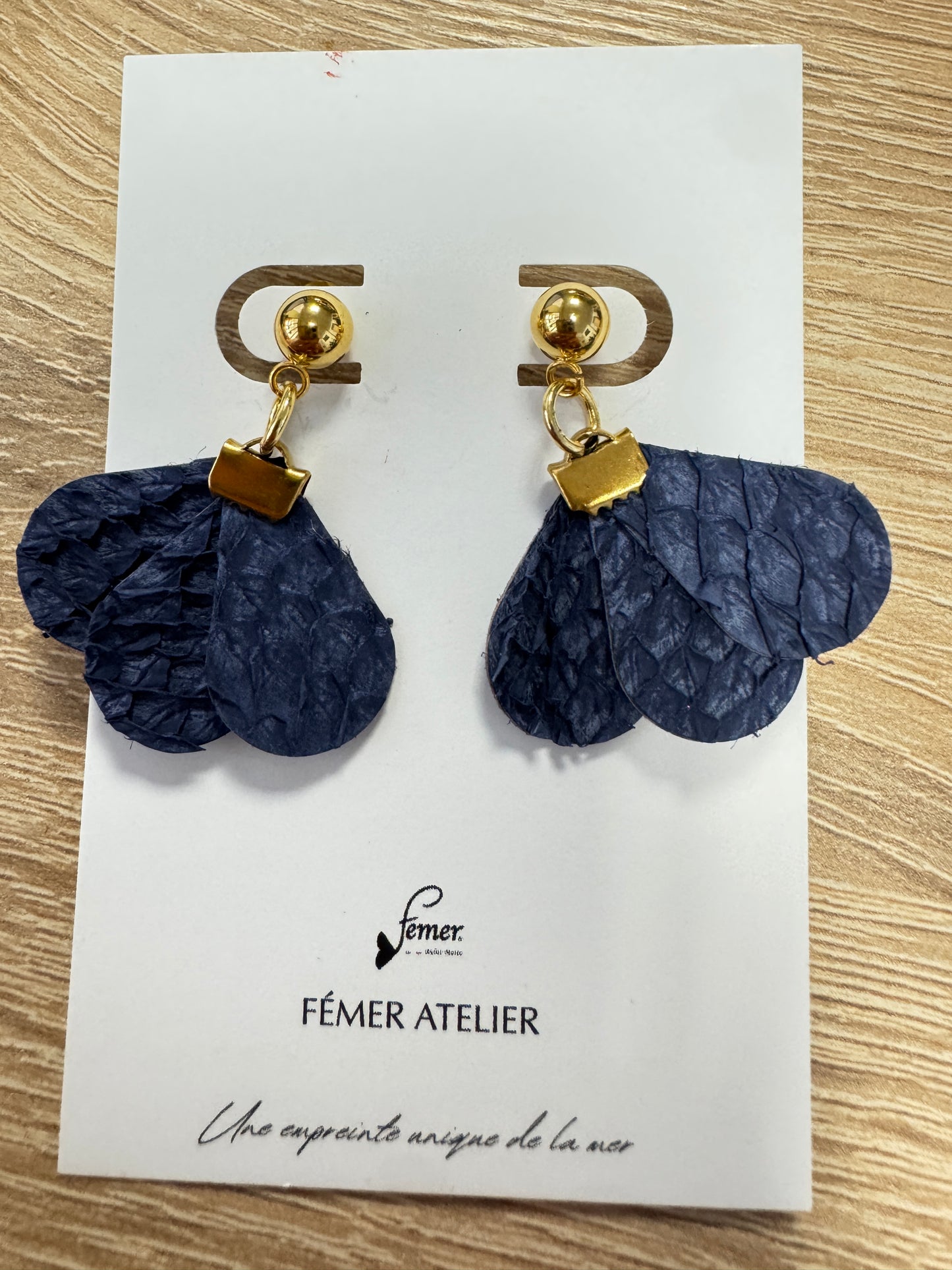 Atelier "Fabriquez votre paire de boucles d'oreilles pétales en cuir marin"