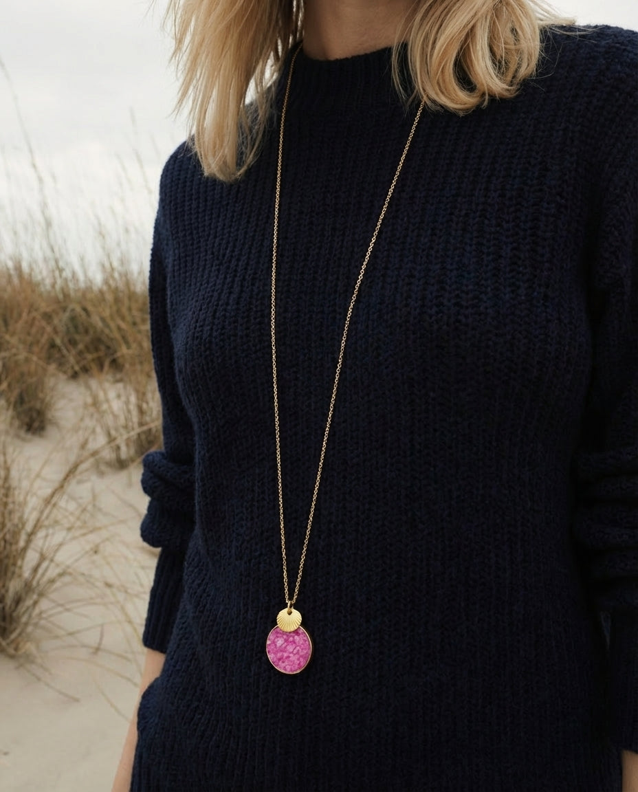 Sautoir modèle Salie-Sud en cuir marin Fuchsia – Médaillon 20 mm