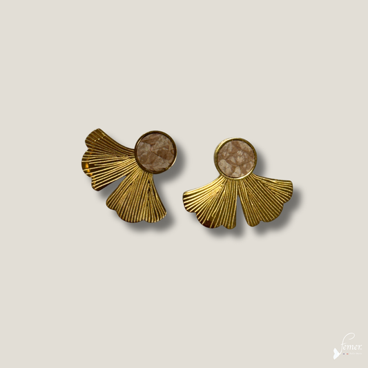 Boucles dâoreilles âGinkgoâ â cuir de saumon sable & acier dorĂ© 18K