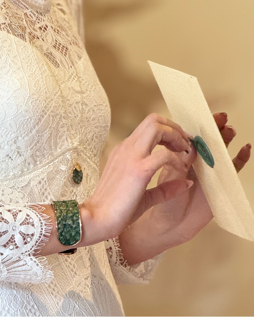 Sautoir modèle Salie-Sud en cuir marin Vert Algue – Médaillon 20 mm