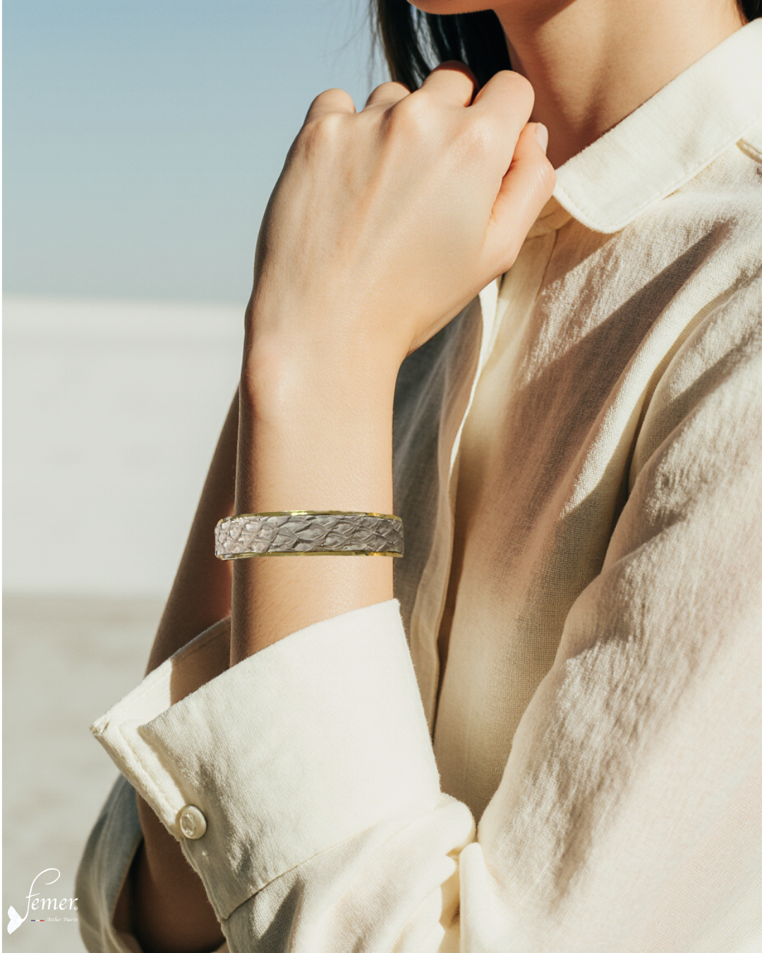 Manchette Calypso – cuir de saumon couleur sable & inox doré