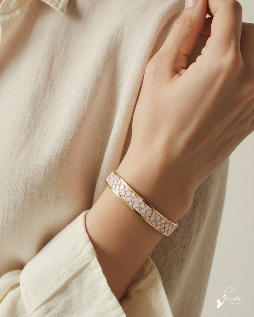 Manchette Calypso – cuir de saumon couleur sable & inox doré