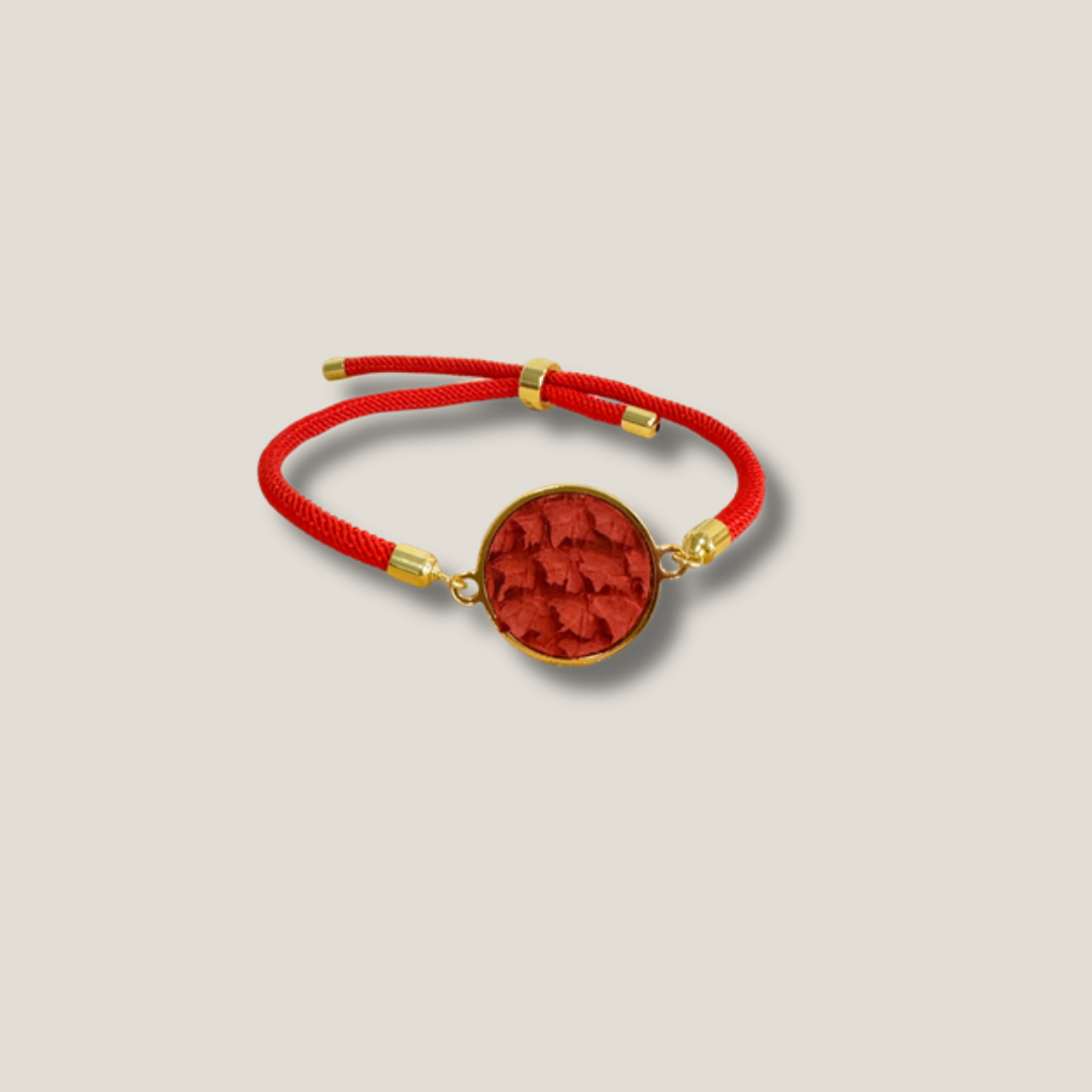 Bracelet Andréa : cordon rouge coulissant et médaillon rond en cuir de poisson Terracotta, monture dorée