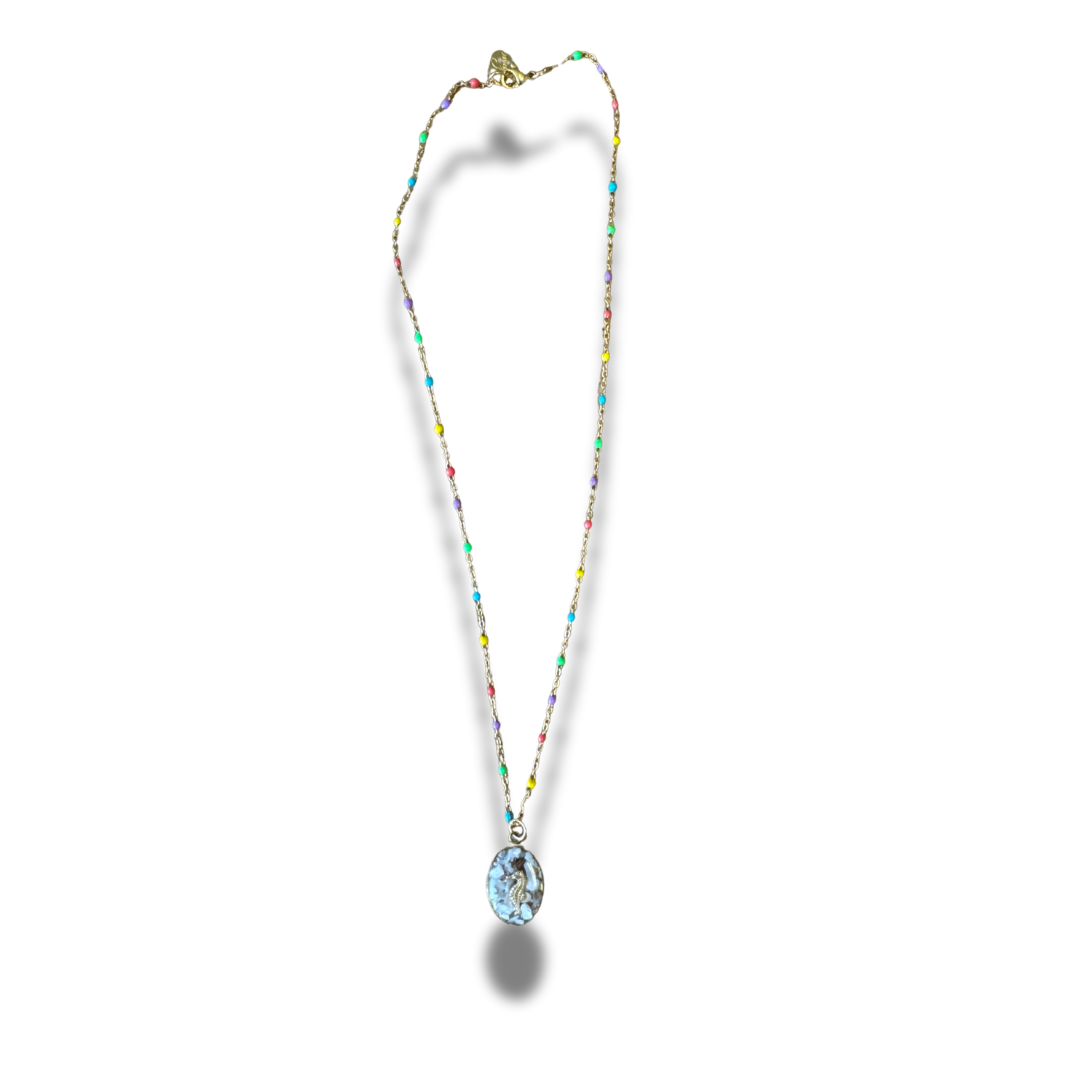 Collier Hippocampe en Ostréalithe® – Nacre recyclée & chaîne inox perles colorées