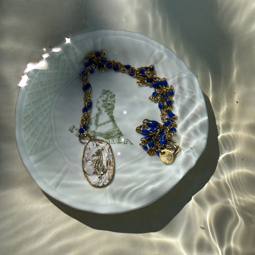Collier Hippocampe en Ostréalithe® – Nacre recyclée & chaîne inox perles colorées