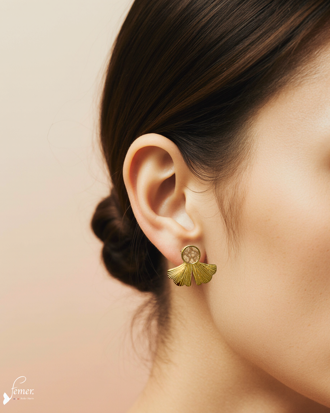 Boucles d’oreilles “Ginkgo” – cuir de saumon sable & acier doré 18K