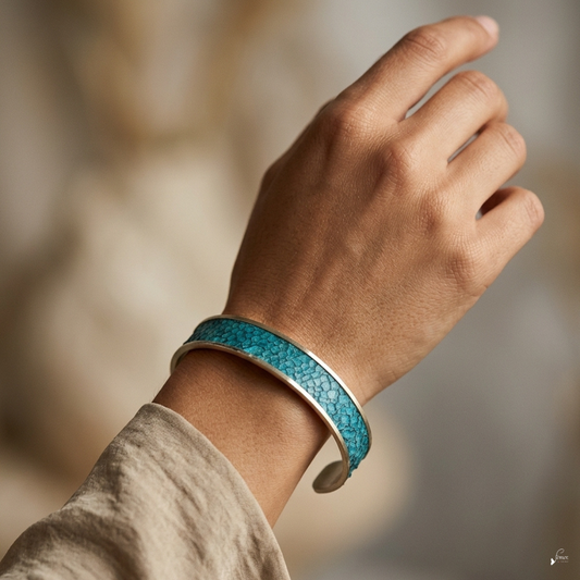 Manchette Calypso argentée – cuir marin turquoise