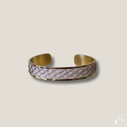 Manchette Calypso – cuir de saumon couleur sable & inox doré