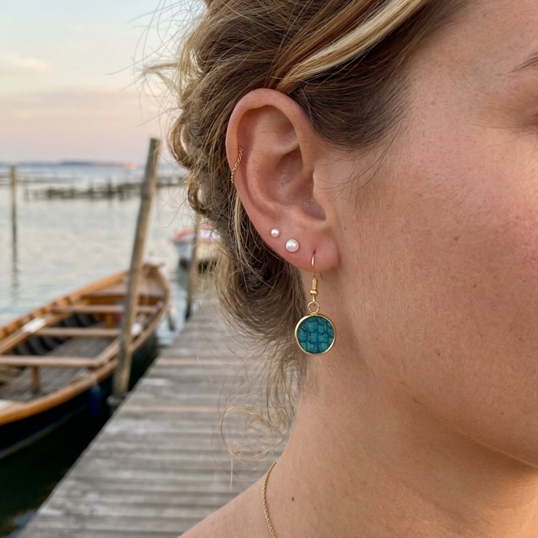Boucles pendantes grain de sable cuir marin turquoise — packshot, Fémer Atelier Marin