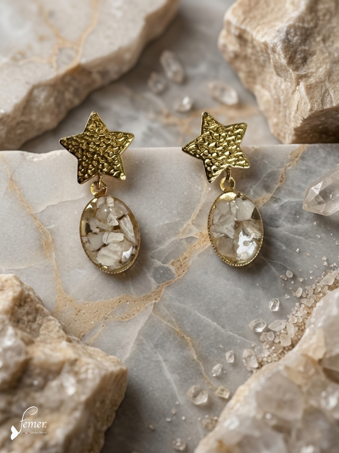 Boucles d’oreilles Etoile dorée & médaillon en Ostréalithe® – Nacre d’huître émaillée à froid