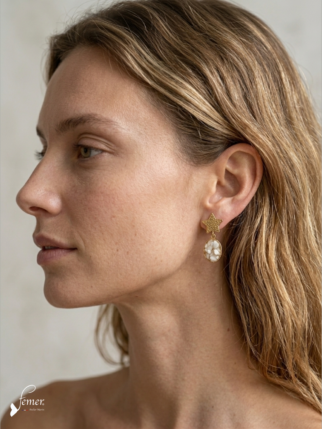 Boucles d’oreilles Etoile dorée & médaillon en Ostréalithe® – Nacre d’huître émaillée à froid