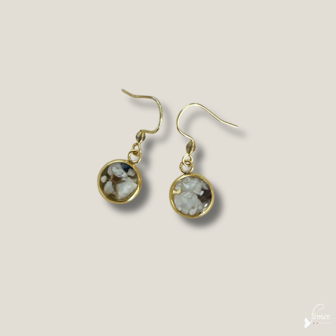 Boucles d'oreilles Ostréalithe (recyclage de coquilles d'Huîtres) sur support inox doré à l'or fin