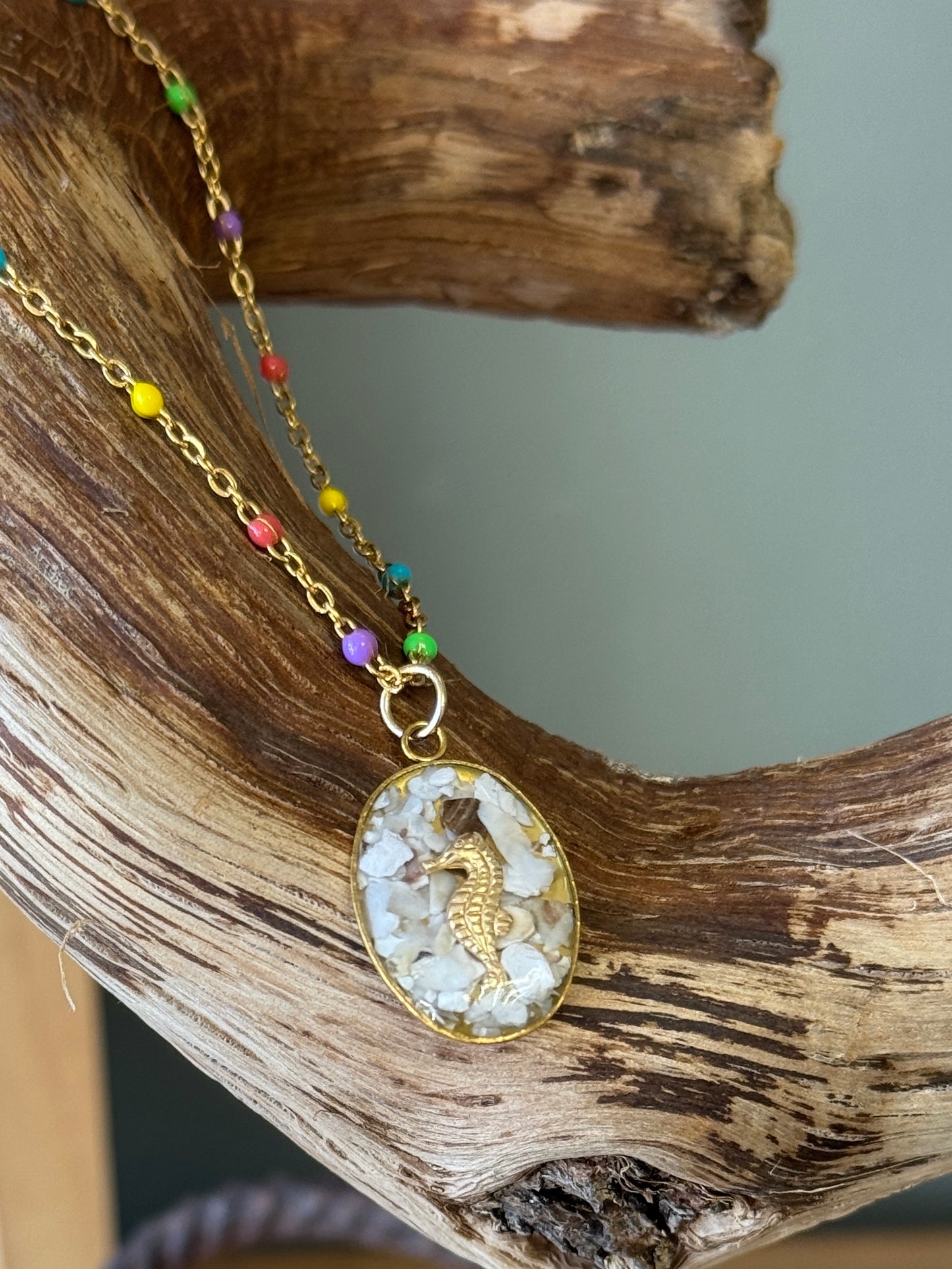 Collier Hippocampe en Ostréalithe® – Nacre recyclée & chaîne inox perles colorées