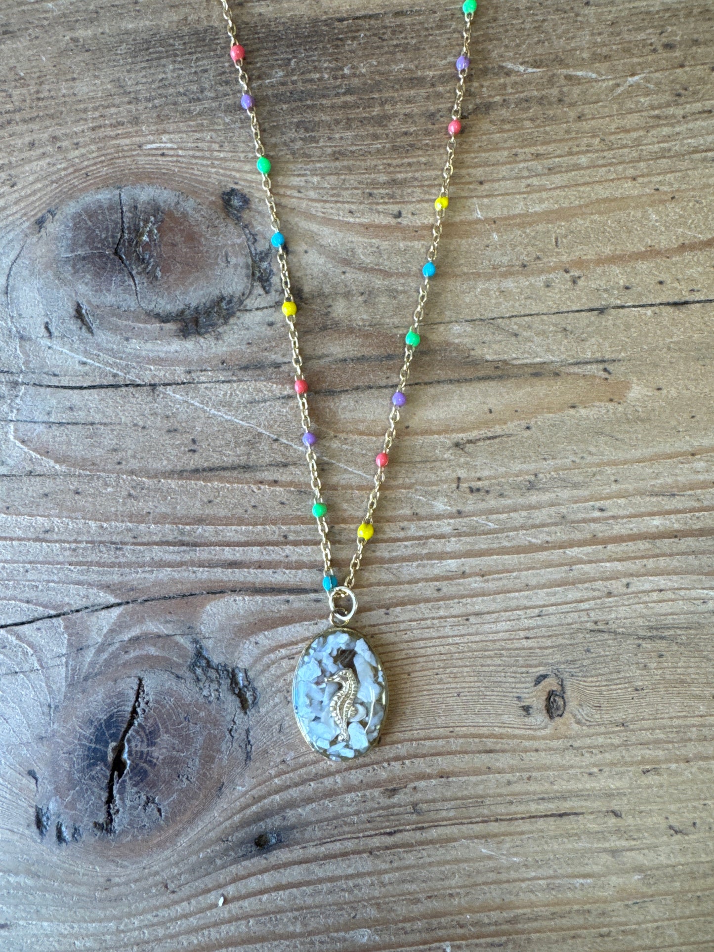 Collier Hippocampe en Ostréalithe® – Nacre recyclée & chaîne inox perles colorées