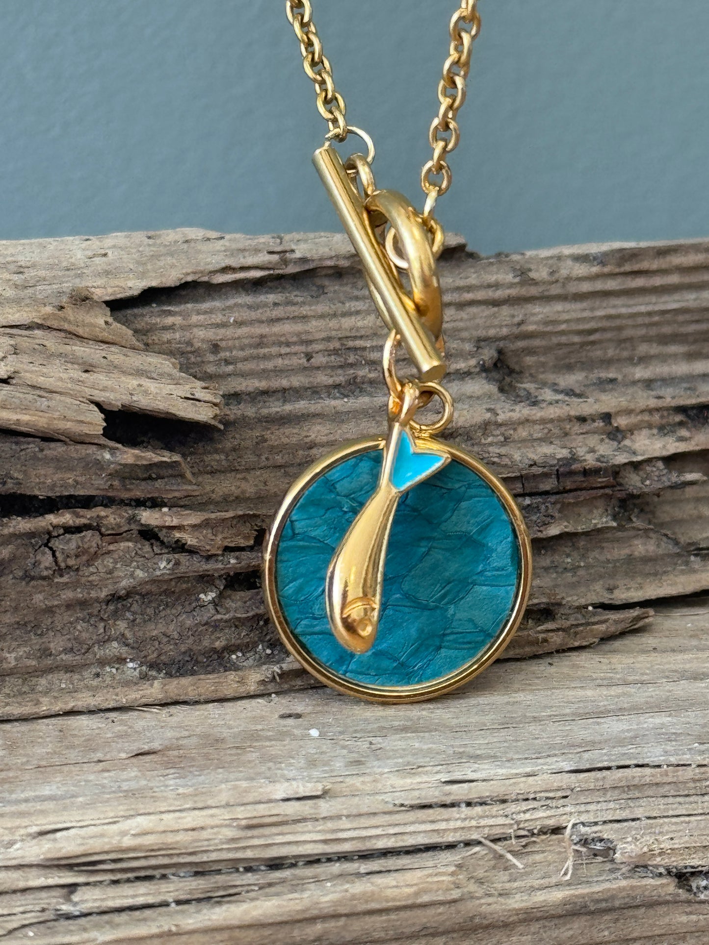 Collier Modèle Sardine- Cuir marin & acier doré