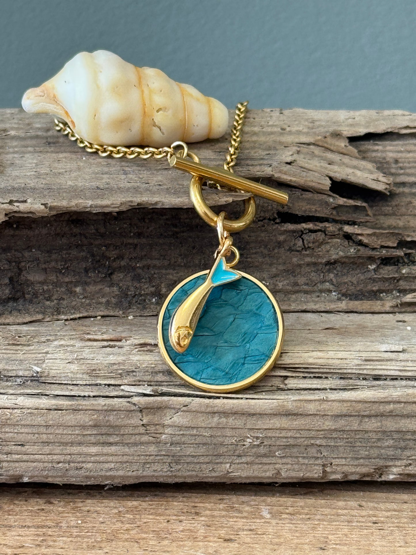Collier Modèle Sardine- Cuir marin & acier doré