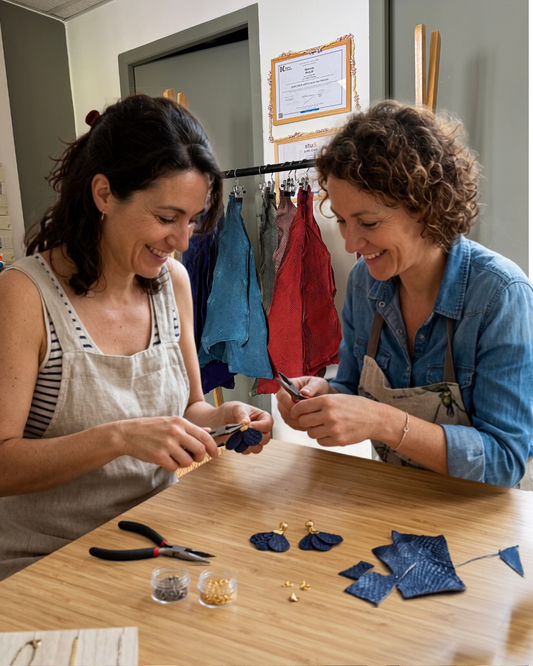 Atelier "Fabriquez votre paire de boucles d'oreilles pétales en cuir marin"