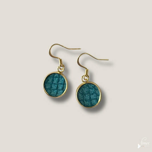 Boucles d'oreilles pendantes grain de sable en cuir marin turquoise et inox doré — atelier Fémer