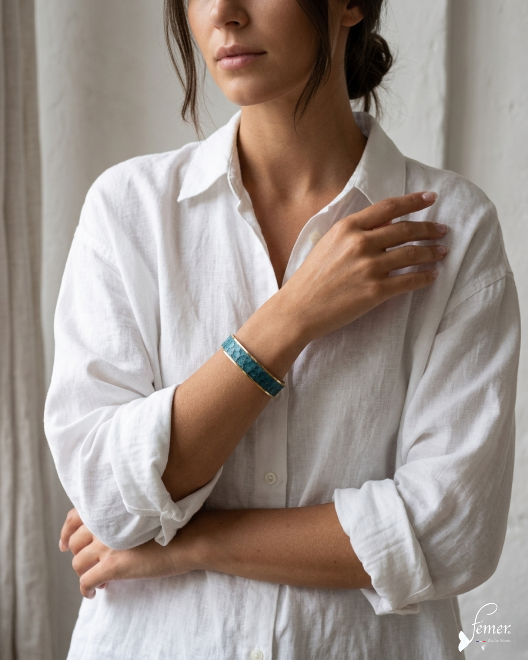 Manchette Calypso – cuir marin turquoise & inox doré