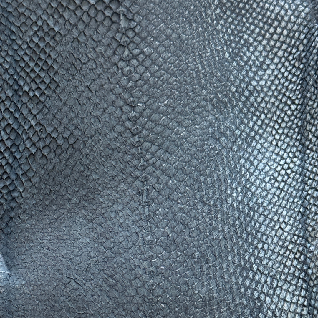 Cuir de Saumon Tannage Végétal - Signature Naturelle Carbone Marine Chocolat