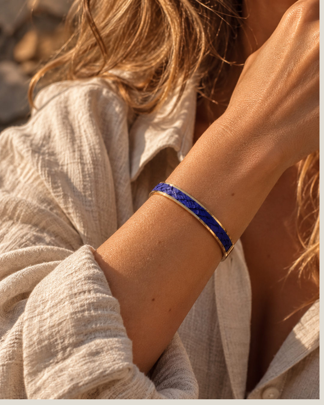 Bracelet BA – jonc réglable en cuir marin Bleu Ultramarin & acier inoxydable doré, fabriqué en France
